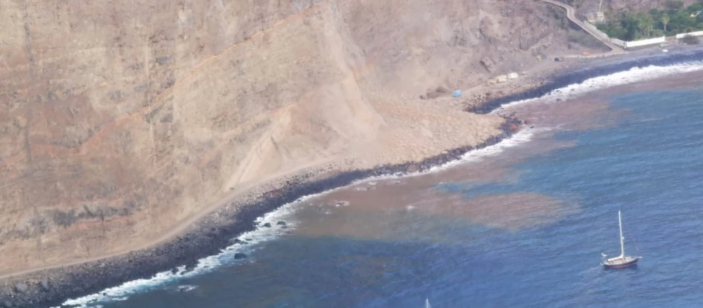 Γιγαντιαίο κομμάτι γκρεμού κατέρρευσε δίπλα σε τουρίστες (βίντεο)